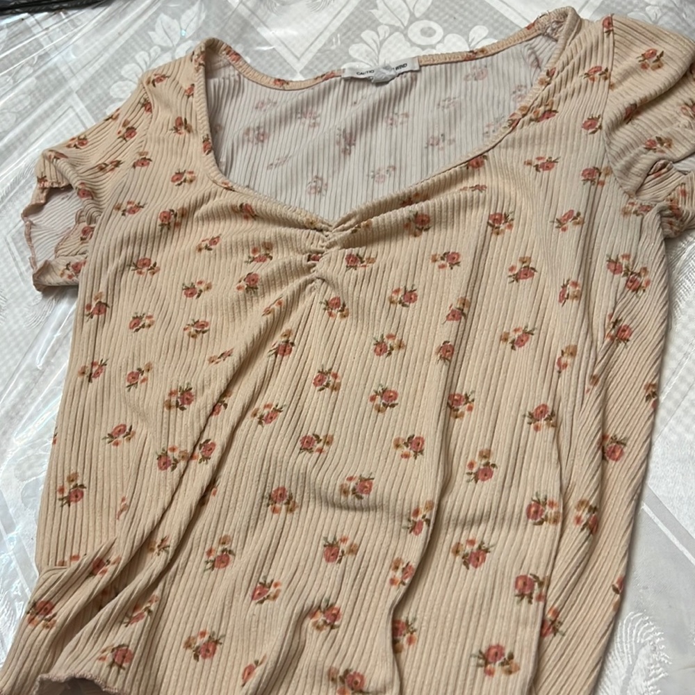 Cute peach blouse with details